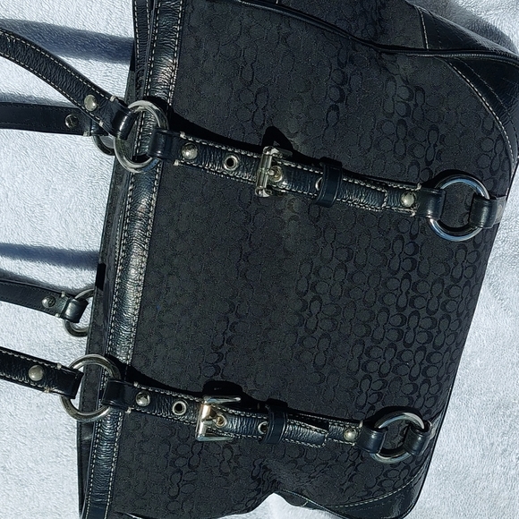 COACH black shoulder bag, zip top, multiple pockets. - Picture 3 of 14